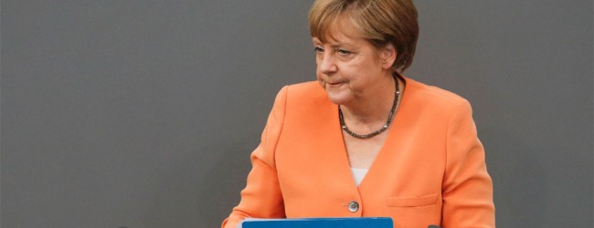 Merkel presenta acuerdo para negociar rescate a Grecia y advierte que sin apoyo habrá caos