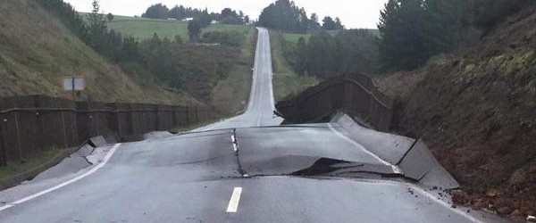 Restablecerán tránsito en ruta Imperial-Carahue tras derrumbe que rompió el pavimento