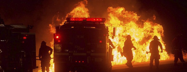California moviliza a más de 10 mil bomberos por ola de incendios