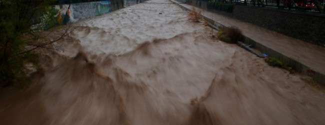 Canales desbordados, derrumbes en caminos y pasos de nivel anegados por temporal en Santiago