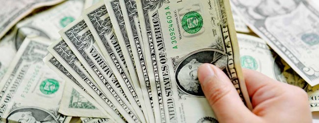 Dólar opera al alza en línea con el avance global de la divisa