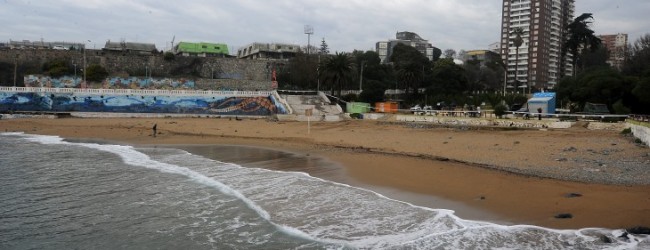 Rotura de colector de aguas servidas afecta a playa Las Torpederas de Valparaíso