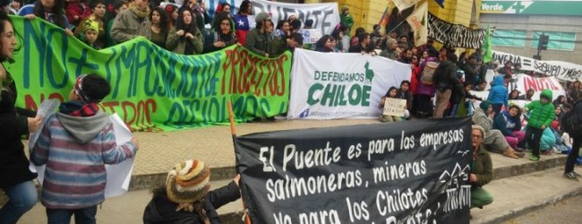 Habitantes de Castro marchan contra construcción del puente sobre canal de Chacao