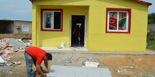 Bachelet entrega tarjetas para reconstrucción de viviendas en Canela Baja