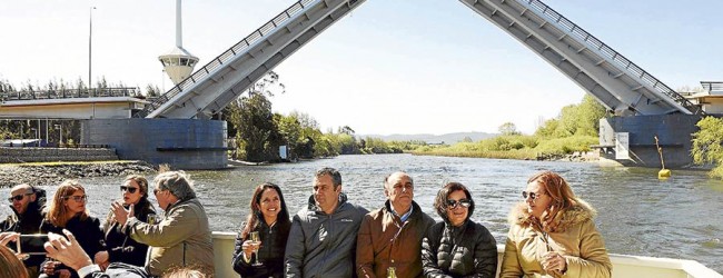 Fallido puente sobre río Cau Cau se convierte en atractivo turístico en Valdivia