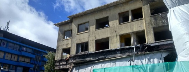 Comienzan trabajos para demoler edificio en ruinas en la Costanera de Puerto Montt