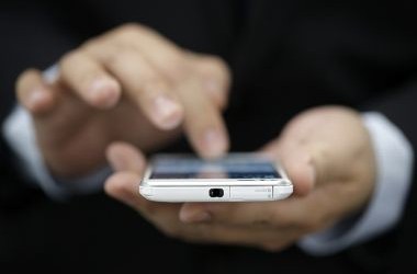 Firma británica trabaja en baterías para que carga de celulares dure una semana