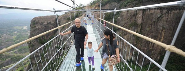 Nueva atracción turística del gigante asiático: China completa el puente de cristal más largo del mundo