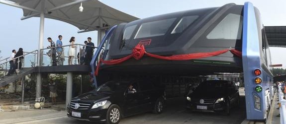 Debuta en China un autobús-túnel capaz de pasar por encima de los atascos