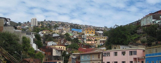 Vecinos de Valparaíso intervienen concejo municipal por edificio que bloquea mirador Yungay
