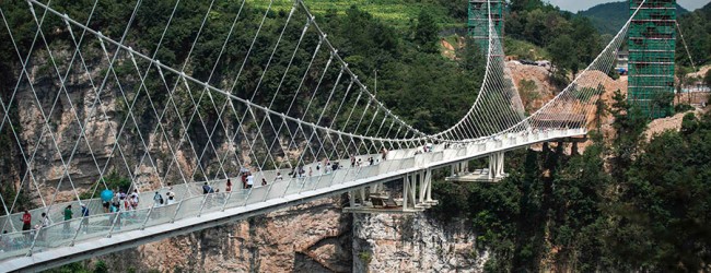 China inaugura el puente de vidrio más alto y largo del mundo