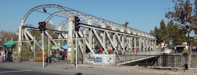 MUNICIPIO DE SANTIAGO DESALOJÓ Y CERRÓ EL PUENTE LOS CARROS