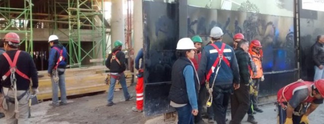 Bomberos rescató a 4 trabajadores tras caída de muro en construcción de Ñuñoa