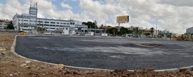 Obras Públicas construye parqueo frente a Unicaribe