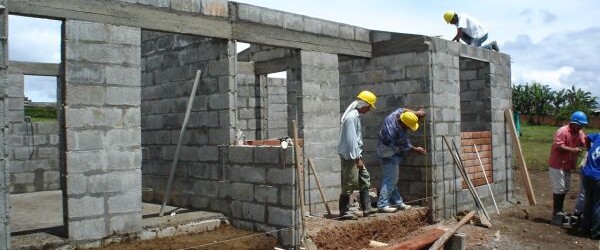 Inicios y permisos de construcción de casas en EEUU caen en agosto