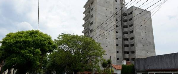 La construcción de edificios transforma un barrio de Lanús