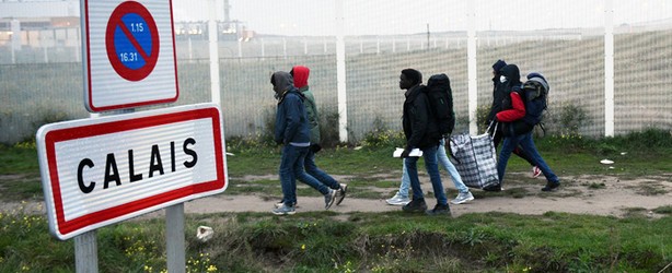 Concluye la construcción de un muro en el puerto de Calais para detener la inmigración