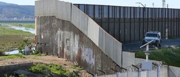 Senadores demócratas impulsan proyecto de ley para impedir construcción del muro de Trump