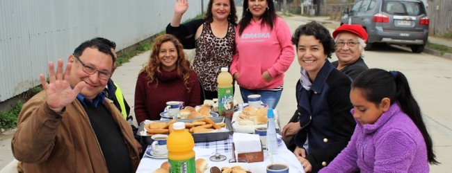 Con desayuno al aire libre agradecen construcción de pavimentos participativos en Reumén