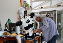 Un diseñador francés idea y construye su propio robot humanoide