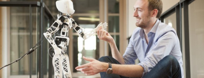 Llega a Chile ‘Poppy’: el primer robot humanoide que puede ser armado de forma casera