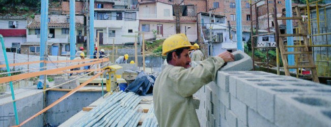 Construcción sigue postrada