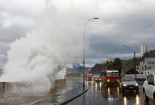 Municipio de Viña del Mar inicia reparaciones provisorias del borde costero tras marejadas