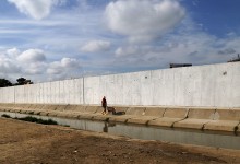El Gobierno da otro paso en la construcción del muro fronterizo