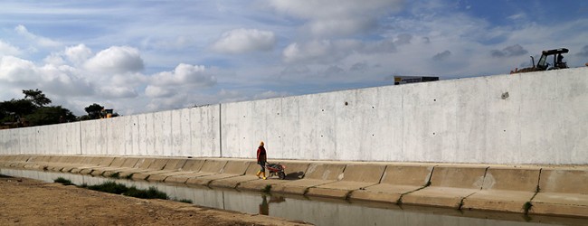 El Gobierno da otro paso en la construcción del muro fronterizo