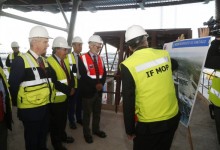 Ministro Fontaine visita aeropuerto de Santiago en primera visita a terreno