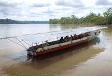 Una canoa solar para evitar la construcción de carreteras en el Amazonas