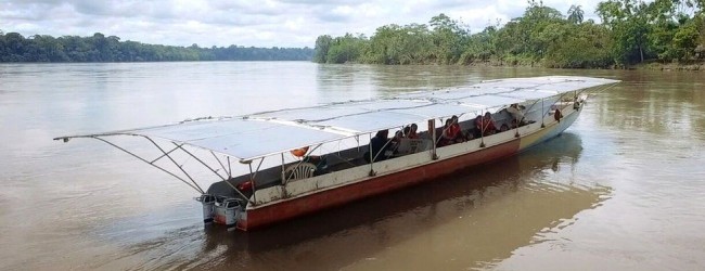 Una canoa solar para evitar la construcción de carreteras en el Amazonas