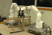 Científicos en Singapur desarrollan robot capaz de armar una silla sólo