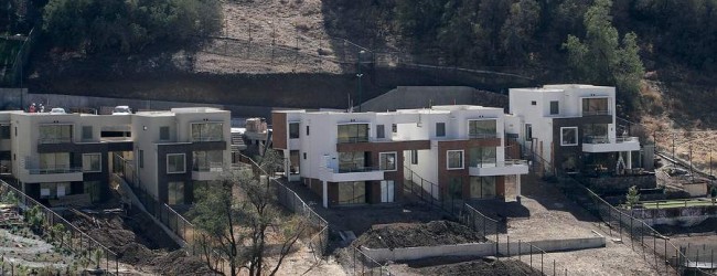 Cota mil on fire: Lo Barnechea ve riesgos para inmobiliarias en fallo de Contraloría que invalidó permisos de edificación