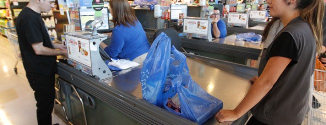 Bolsas plásticas: Una de cada seis comunas las restringe e industria del rubro pide no eliminarlas