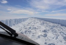 A casi un año de su desprendimiento, iceberg gigante en la Antártica sigue en su lugar