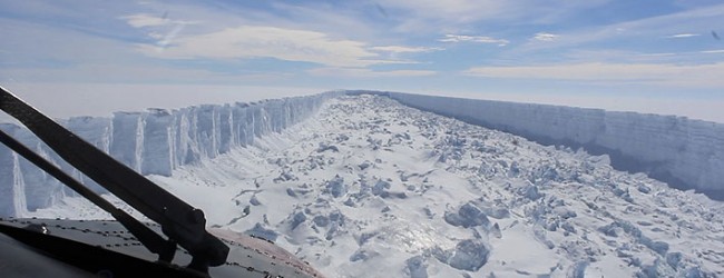 A casi un año de su desprendimiento, iceberg gigante en la Antártica sigue en su lugar