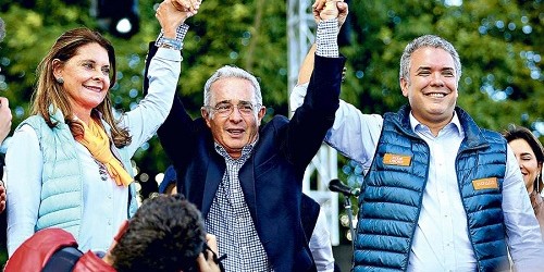Iván Duque asume la Presidencia de Colombia bajo la sombra de Uribe