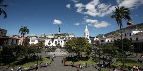 Lanzan novedosa campaña en Quito para combatir uso del plástico: no pedir bombillas