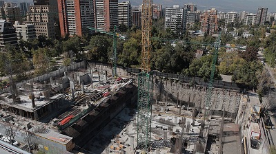 Las Condes: Municipalidad e inmobiliaria continúan disputa legal por torre de Américo Vespucio