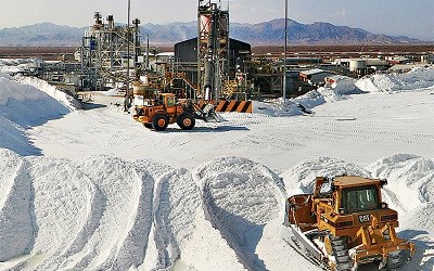 Minera australiana acusa altos costos para invertir en litio en Chile y se decide por Argentina