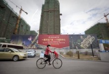 Turbas de clientes asaltan a inmobiliarias en China reclamando por el derrumbe en el valor de sus departamentos
