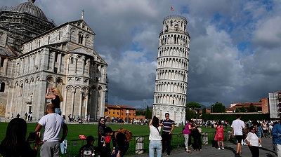 Informe revela que la emblemática Torre de Pisa está cada vez menos inclinada