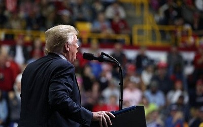 Trump enfrenta hoy la mayor prueba electoral de su mandato con la economía a su favor
