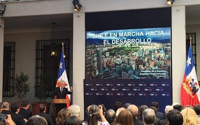 Piñera presume las cifras del país ante Nobel de Economía y Roubini y les dice cuán felices son los chilenos