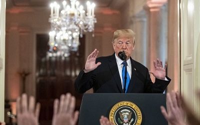 Trump dice que no irá a cumbre del Foro Económico Mundial para seguir presionando por el muro