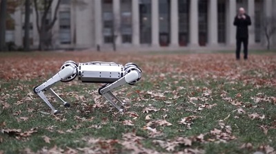 Un nuevo perro-robot creado por el MIT sorprende con su salto mortal hacia atrás