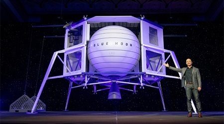 Jeff Bezos deslumbra con una cápsula lunar y muestra su plan para viajar al satélite natural