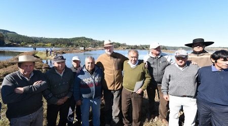 Ministro de Minería entrega maquinaria y herramientas a salineros de la Región de O’Higgins