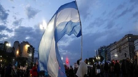 Carrera electoral argentina se calienta mientras recuperación se enfría